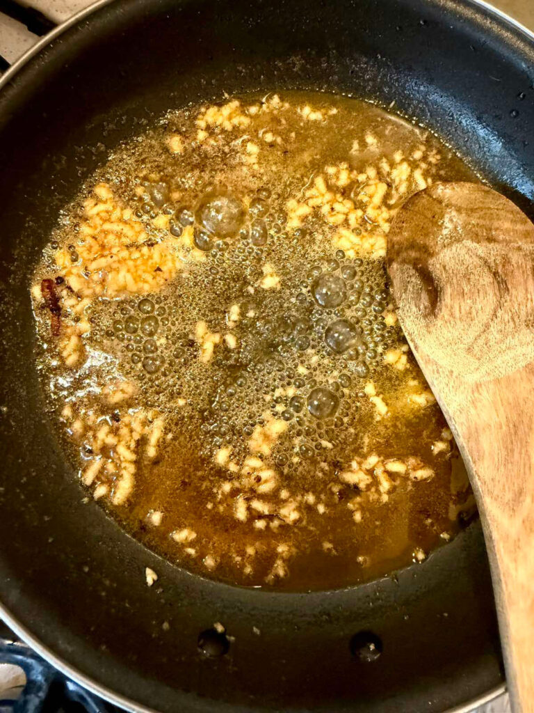 чесночный соус на сливочном масле