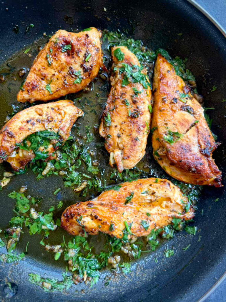 сочная куриная грудка в чесночном соусе