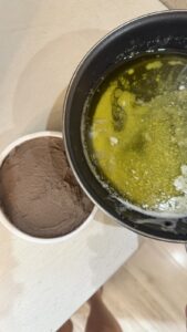 Покрытие домашнего паштета из индюшиной печени топлёным сливочным маслом перед охлаждением.