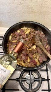 Тушение индюшиной печени с яблоками и белым вином для домашнего паштета.