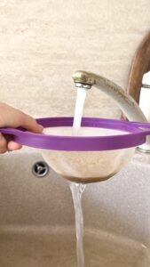 Промывание булгура под проточной водой перед приготовлением.