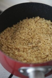 Обжаривание булгура на сливочном и оливковом масле перед варкой.